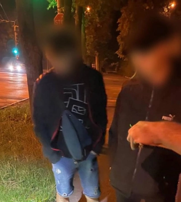 Викинули, ймовірно, наркотичні речовини: у Рівному жінка та чоловік хотіли втекти від патрульних