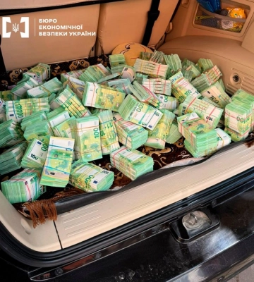 БЕБ показало, як крадуть на продуктах для ЗСУ: виявили понад 4,7 млн євро у багажнику бухгалтерки