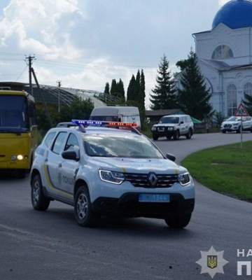 Поліцейські Сумщини допомагають евакуювати населення з небезпечної прикордонної зони