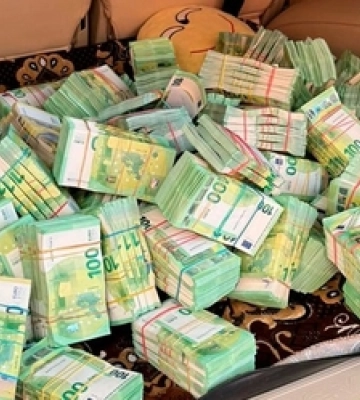 €4,7 млн в багажнику: затримали бухгалтерку фірми, яка постачала продукти для Міноборони (фото, відео)