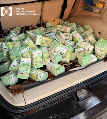 БЕБ показало, як крадуть на продуктах для ЗСУ: виявили понад 4,7 млн євро у багажнику бухгалтерки