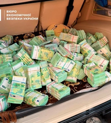 Понад 4,7 млн євро &quot;чорної каси&quot; намагалася вивезти бухгалтер компанії-постачальника Міноборони