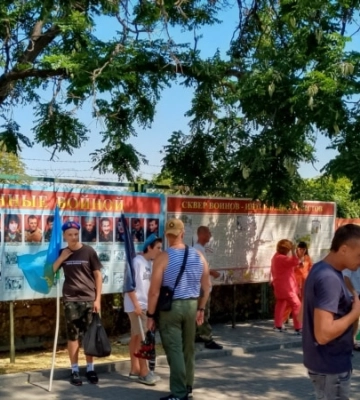 В Севастополе отмечать день ВДВ России привели детей в камуфляже с автоматами