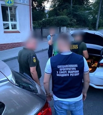 За 5000 долларов США помогал гражданину покинуть территорию ТЦК: на Тернопольщине задержали военного