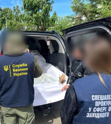 За 5000 доларів США допомагав громадянину покинути територію ТЦК: на Тернопільщині затримали військового
