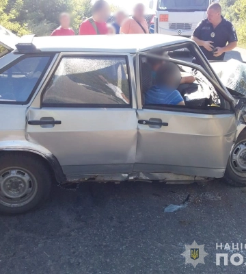 У Білопіллі водій ВАЗа врізався в габіон: постраждали четверо