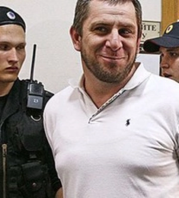 Путин помиловал и отправил воевать в Украину чеченца, осужденного за убийство Немцова Путин помиловал и отправил воевать в Украину чеченца, осужденного за убийство Немцова