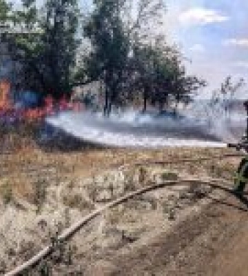 На Херсонщині триває велика пожежа через обстріл РФ у зоні потенційного мінування