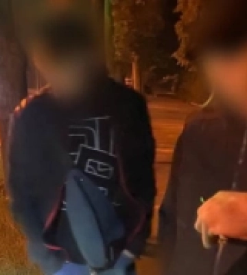 У Рівному чоловік і жінка викинули наркотики та намагалися втекти від поліції