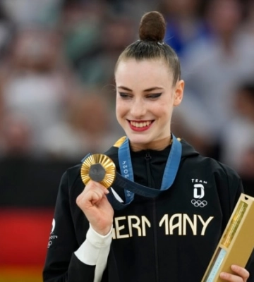 Олимпийской чемпионкой по гимнастике стала экс-россиянка, незаконно посещавшая Крым