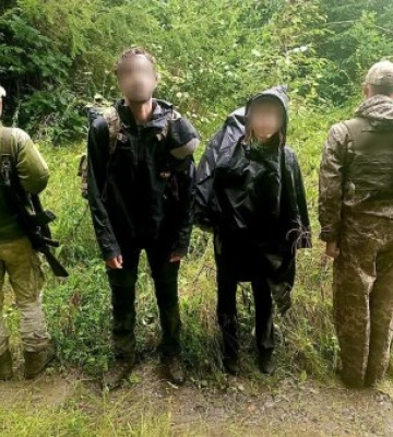 На Закарпатті прикордонники знайшли у горах заблукалих іноземців