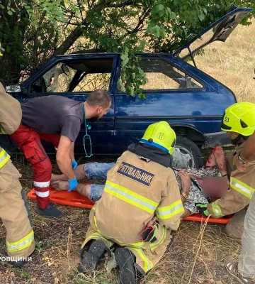 У Дніпровському районі рятували водія «Таврії» після зіткнення з деревом
