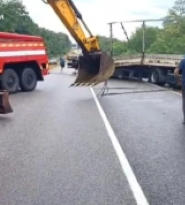 На Кіровоградщині перекинулася вантажівка