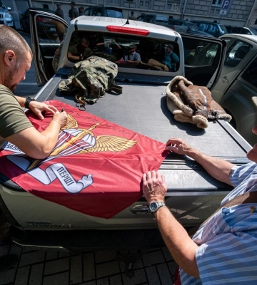 "Пікапи для миру": з 2022 року британські фермери привезли на Львівщину 400 позашляховиків для військових