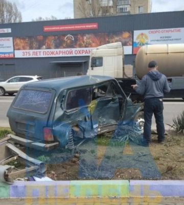 В оккупированном Мелитополе произошло серьезное ДТП - Нива превратилась в ком железа 