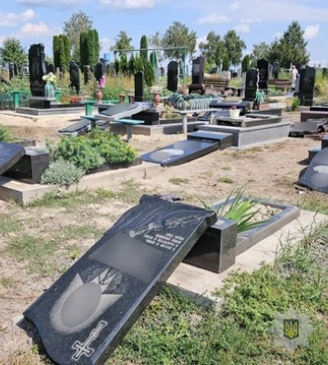 У Вінницький області чоловік розгромив понад 70 могил цивільних і військових