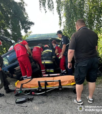 Внаслідок ДТП на Київщині загинули чоловік і дружина та постраждав іх неповнолітній син (ФОТО)