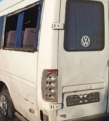 Понівечений автобус та сонячні панелі: армія РФ від вечора обстрілювала Нікопольщину
