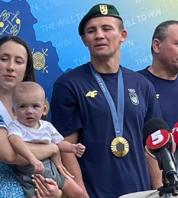 Повернувся в Україну з золотом. Як дружина та син зустрічали «Полтавського танка» Хижняка