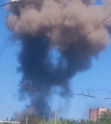 В оккупированной Горловке раздались взрывы: над городом виднеется столб черного дыма