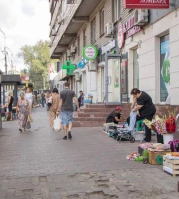 Лікарка з Дніпра пояснила, чому не варто купувати їжу в місцях стихійної торгівлі