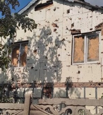Внаслідок обстрілів Нкопольщини пошкоджено приватні будинки та лінії електропередач. ФОТОрепортаж