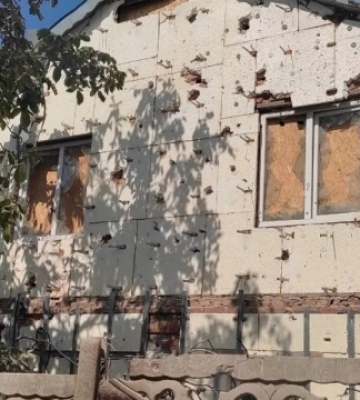 Внаслідок обстрілів Нкопольщини пошкоджено приватні будинки та лінії електропередач. ФОТОрепортаж