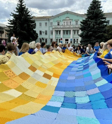 Довжиною 9 метрів: у місті на Волині розгорнули найбільший в&#039;язаний прапор України
