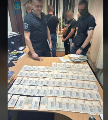 Требовали 90 тысяч гривен за спецразрешения: в Житомирской области разоблачили двух должностных лиц-правоохранителей