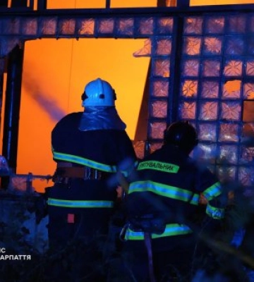 Всю ніч рятувальники гасили масштабну пожежу на Закарпатті