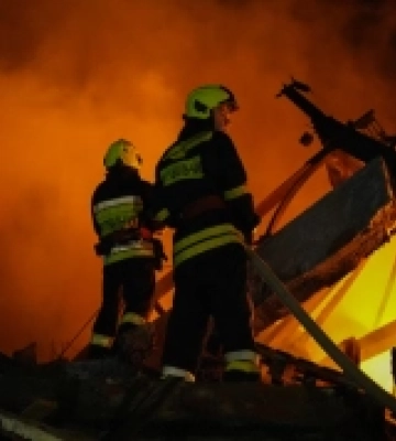 Пожежу на підприємстві в Ужгороді локалізували. Рятувальники працюють над ліквідацією