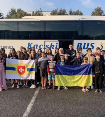 Діти захисників з Рівненщини вирушили на оздоровлення до Польщі