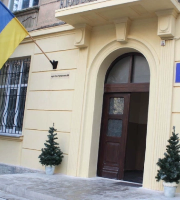 Львів'янин викинув з вікна телевізор на припаркований автомобіль: як його покарали