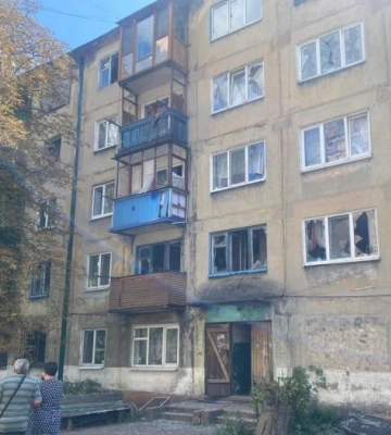 Російський обстріл пошкодив п’ятиповерхівки в Українську на Донеччині — двоє загиблих