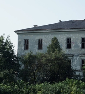 Що приховують закинуті казарми у Луцьку та чому там кричать люди