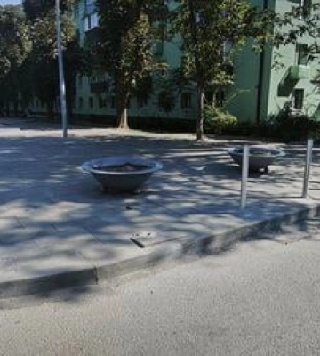 У Дніпрі вандали пошкодили антипаркувальний стовпчик і лавку
