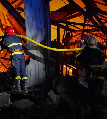 Пожежу на підприємстві в Ужгороді локалізували. Рятувальники працюють над ліквідацією