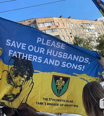 «Чекаємо всіх додому»: криворіжці вийшли на мирну акцію на підтримку військовополонених