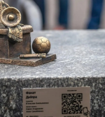 У Дніпрі невідомі викрали бронзову мініскульптуру «Фанат Дніпра»