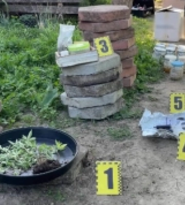 Жительку Одещини спіймали на оборудках з наркотиками: загрожує до 12 років за гратами