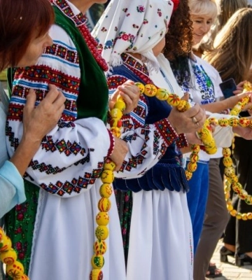 Найдовше намисто, розмальоване яворівським розписом: на Львівщині встановили рекорд України