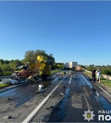 На автодорозі «Київ – Чоп» внаслідок ДТП загинули водії мікроавтобуса та автопоїзда