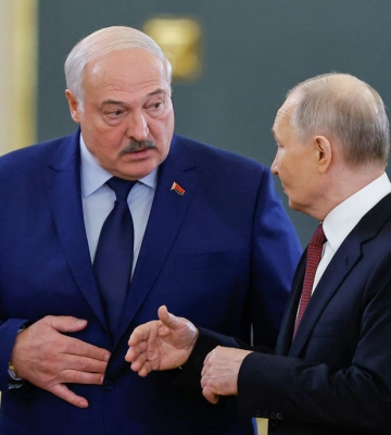 Блефует в угоду Путину. Зачем Лукашенко подтягивает танки к границе с Украиной