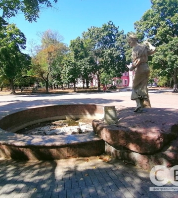 Що ховається у закутках Театральної та Ковалівського парку в Кропивницькому (фоторепортаж)