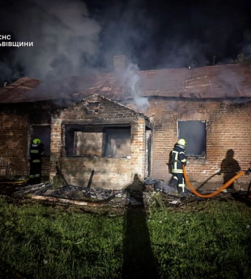 На Львівщині 10 рятувальників не врятували від вогню приватний будинок