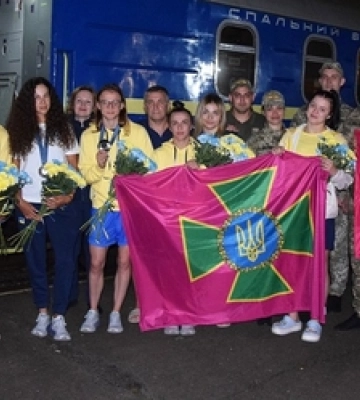 З прапорами й квітами: на Волині вночі зустріли «олімпійський експрес» (фото, відео)