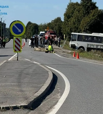 ДТП з автобусом на Хмельниччині: 16 дітей у лікарні, одна - у реанімації