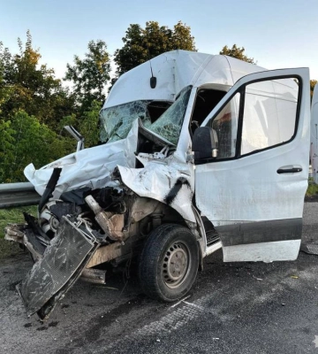 На Дубенщині водій буса врізався в авто дорожньої служби: троє постраждалих (ФОТО)