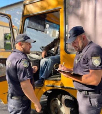 На Закарпатті патрульні поліцейські масово перевіряють шкільні автобуси