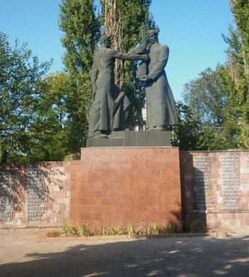 У Кропивницькому демонтують елементи скверу робітників – червонозорівців через аварію на тепломережі
